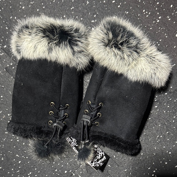 Elegant Black Fingerless Gloves with Faux Fur - Picture 4 of 4